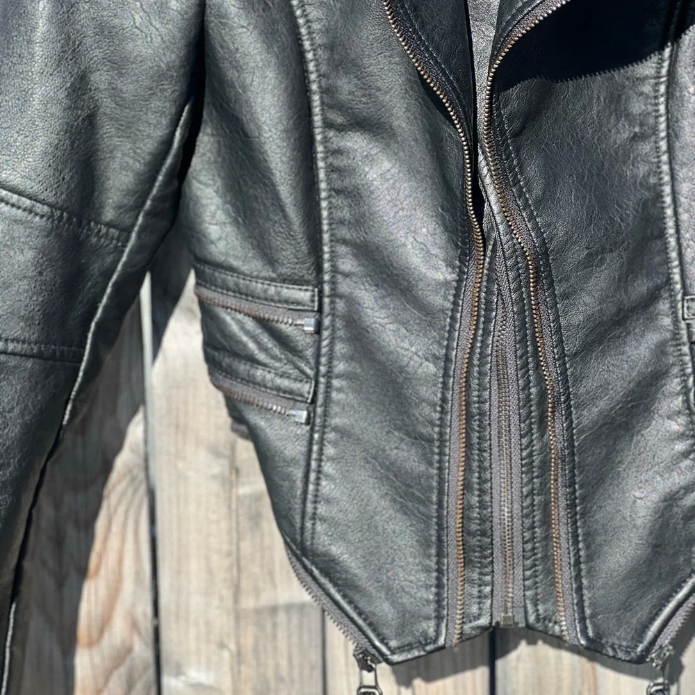 Elegant Black Leather Jacket - Picture 7 of 16